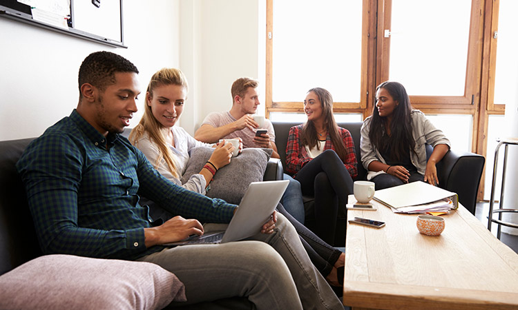 Groupe d’étudiants qui discutent dans un logement de résidence étudiante